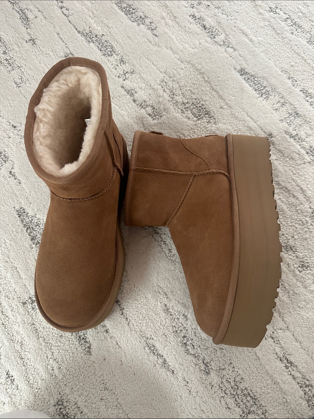 UGG CHESTNUT classic MINI PLATFORM Size 10 brand new